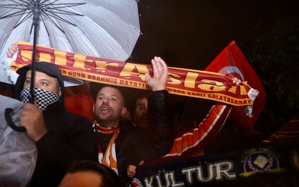 "Hüznümüz, acımız, öfkemiz çok büyük. Filistin direnişini amasız, fakatsız desteklemek insan olmanın gereğidir. Filistin direnişini savunmak bir haysiyet meselesidir, adamlık meselesidir. Zaman Kudüs zamanı, gün direniş günüdür. Kudüs için, Aksa için ayaktayız. Kardeş Filistin halkının işgale karşı direnişini selamlıyor, dünyanın farklı ülkelerinde Filistin'e destek veren milyonları selamlıyoruz." - Sputnik Türkiye