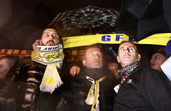 Açıklama sırasında defalarca meşaleler eşliğinde sloganlar atılarak Filistin'e destek verilirken, İsrail'e ise tepki gösterildi. - Sputnik Türkiye