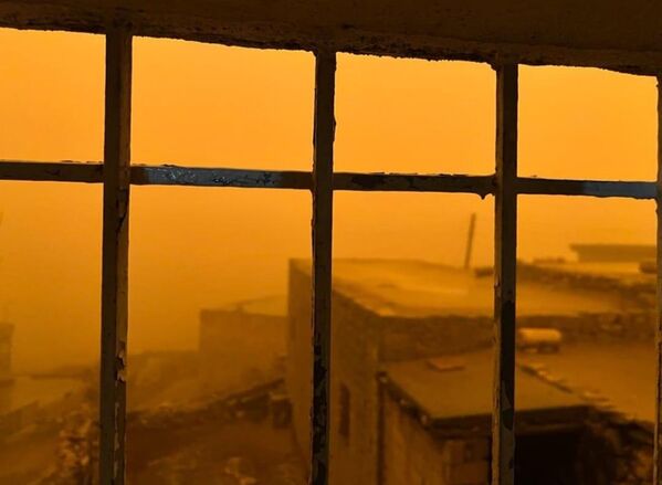 Meteoroloji Genel Müdürlüğü'nden yapılan uyarının ardından kent genelinde sabah saatlerinde başlayan sağanak ve sis gün boyu etkili oldu.  - Sputnik Türkiye