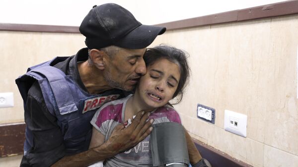 Gazze gazeteci  çocuk hastane İsrail saldırı - Sputnik Türkiye