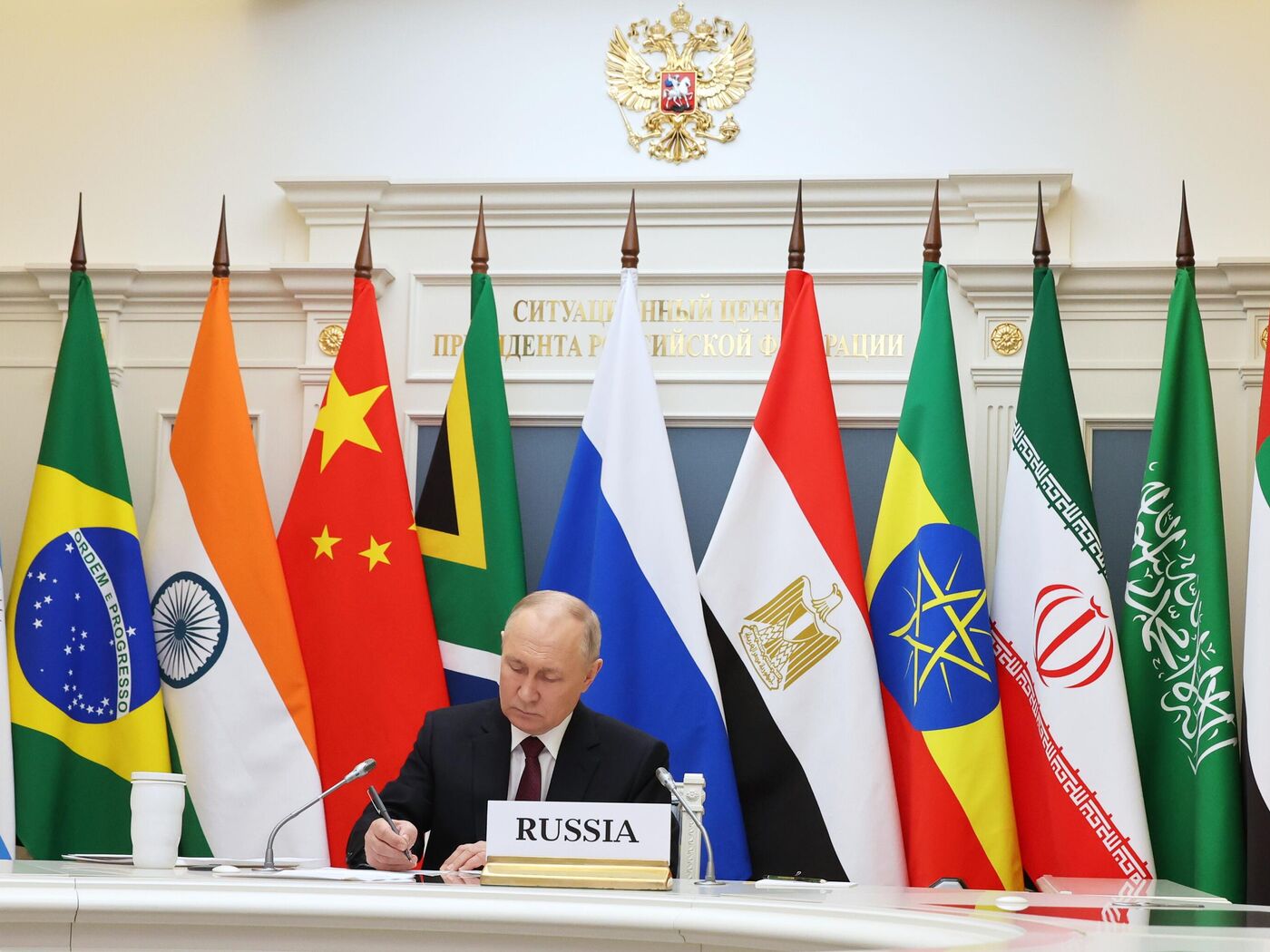 Kuzey Kore basını: BRICS, G7'yi geride bıraktı ve yeni bir küresel ekonomik düzen kurabilir - 10.12.2023, Sputnik Türkiye