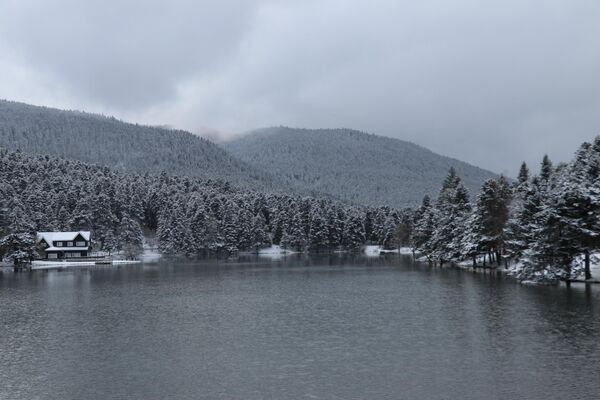 Bolu&#x27;nun doğal güzellikleri ile ünlü Gölcük Tabiat Parkı, kar yağışının ardından beyaza büründü. - Sputnik Türkiye