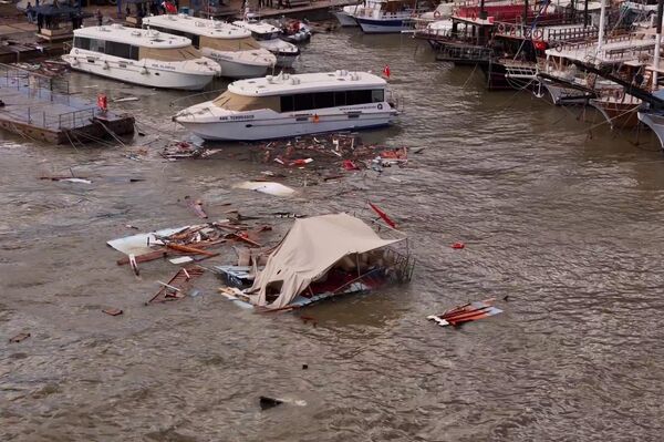 Antalya’da denizin üzerindeki tekne ve ağ parçaları fırtınanın boyutunu gözler önüne serdi  - Sputnik Türkiye
