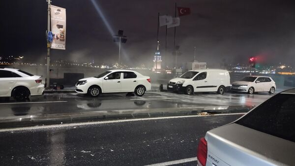İstanbul'da etkili olan kuvvetli fırtına sebebiyle Üsküdar sahilde dev dalgalar oluştu. - Sputnik Türkiye