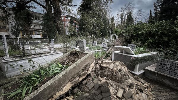 Bursa'nın Osmangazi ilçesinde kuvvetli lodosun etkisiyle devrilen ağaçlar Küçükbalıklı Mezarlığındaki mezarları tahrip etti - Sputnik Türkiye