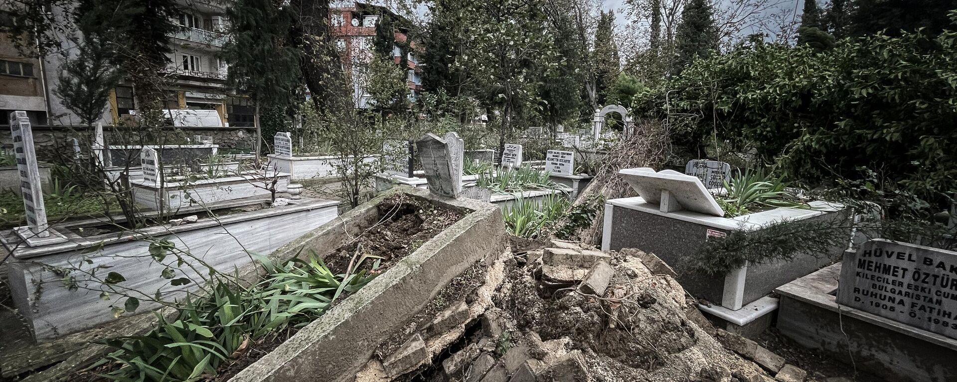 Bursa'nın Osmangazi ilçesinde kuvvetli lodosun etkisiyle devrilen ağaçlar Küçükbalıklı Mezarlığındaki mezarları tahrip etti - Sputnik Türkiye, 1920, 29.11.2023