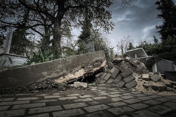 Bursa'nın Osmangazi ilçesinde kuvvetli lodosun etkisiyle devrilen ağaçlar Küçükbalıklı Mezarlığındaki mezarları tahrip etti - Sputnik Türkiye