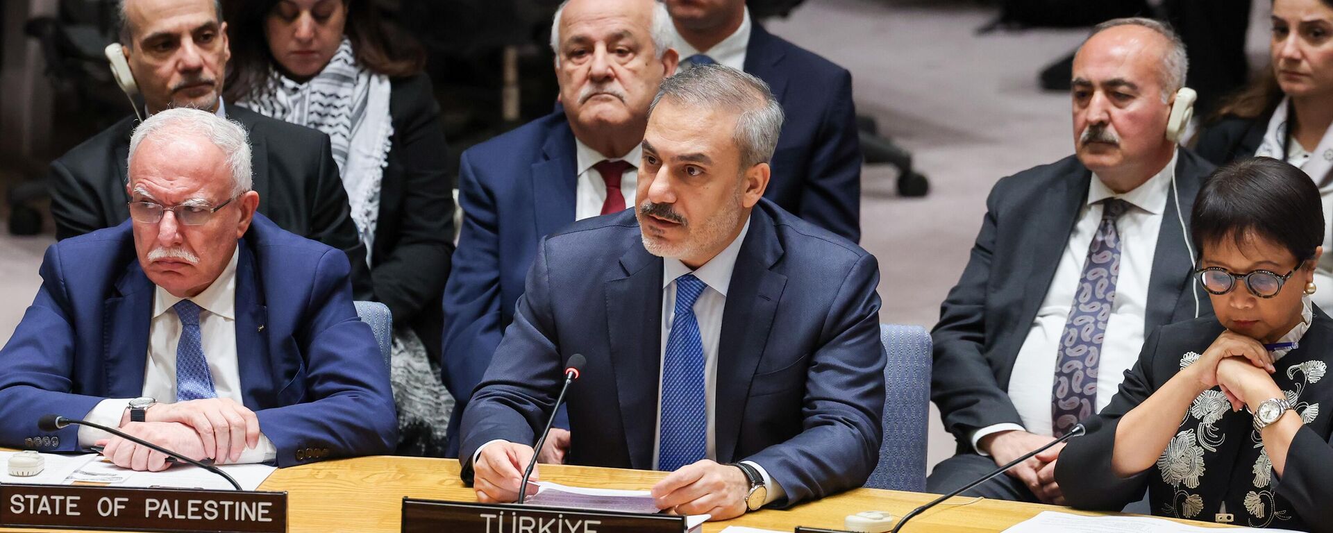 Dışişleri Bakanı Hakan Fidan (ortada), ABD'nin New York kentinde Birleşmiş Milletler Güvenlik Konseyi'nde (BMGK) üst düzey İsrail-Filistin oturumuna katılarak konuşma yaptı. ( - Sputnik Türkiye, 1920, 29.11.2023