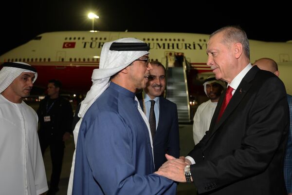 Cumhurbaşkanı Recep Tayyip Erdoğan, Birleşmiş Milletler İklim Değişikliği Çerçeve Sözleşmesi 28'inci Taraflar Konferansı (COP28) kapsamında düzenlenecek Dünya İklim Eylemi Zirvesi'ne katılmak üzere Birleşik Arap Emirlikleri'ne (BAE) vardı. Cumhurbaşkanı Erdoğan, Dubai Uluslararası Havalimanı'ndaki karşılama töreninin ardından konaklayacağı otele geçti.
 - Sputnik Türkiye
