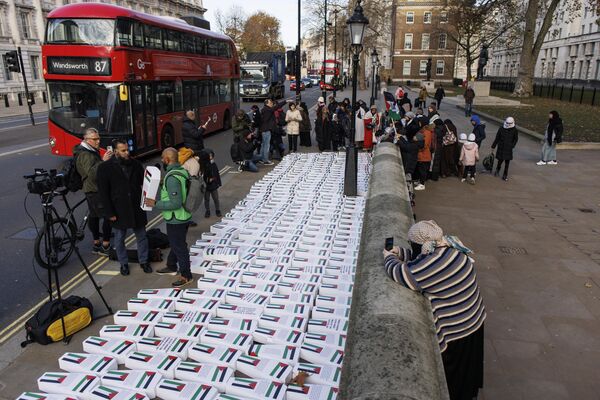 İngiltere’nin başkenti Londra’da Başbakanlık Konutu’nun yakınına İsrail saldırılarında Gazze Şeridi’nde hayatını kaybeden çocukların anısına 450&#x27;den fazla sembolik çocuk tabutu bırakıldı.  - Sputnik Türkiye