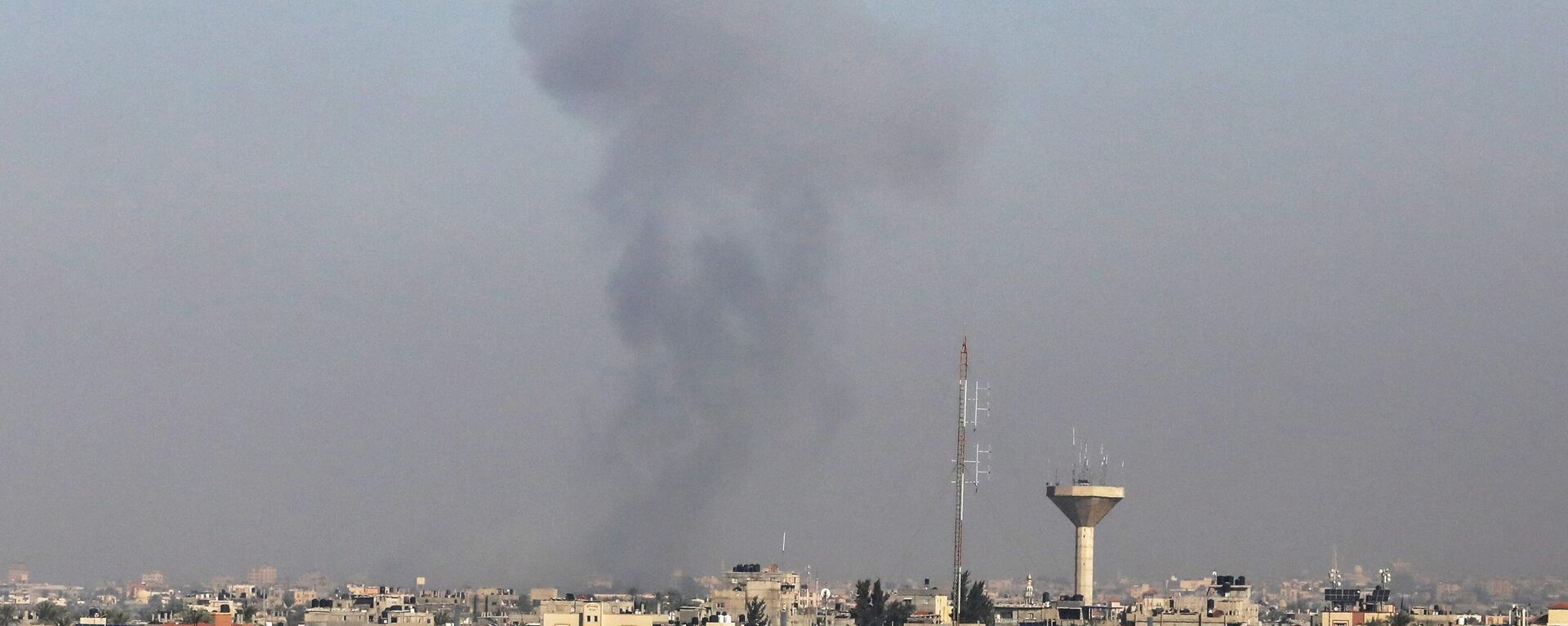 İsrail ordusu, insani aranın sona ermesinin ardından abluka altındaki Gazze Şeridi'ne saldırılarına devam ediyor. Gazze'nin Han Yunus kentine düzenlenen saldırılar sonucu bölgeden dumanlar yükseldi.
 - Sputnik Türkiye, 1920, 03.12.2023