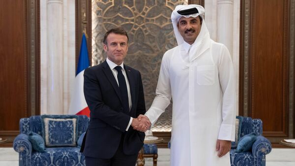 Fransa Cumhurbaşkanı Emmanuel Macron Katar Emiri Şeyh Temim bin Hamad Al Sani - Sputnik Türkiye