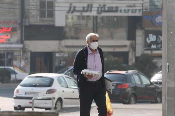 Yetkililerin mecbur kalmadıkça trafiğe çıkılmaması uyarısı ile Tahran Belediyesinin araç girişine sınırlama getirilen bölgelere giriş bileti satmaması bunda etkili oldu. - Sputnik Türkiye