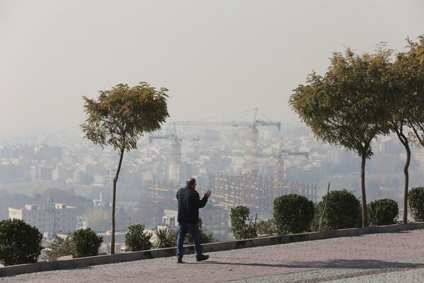 Şehrin sembol yapılarından Milad Kulesi yoğun hava kirliliği nedeniyle bulanık bir siluete büründü. - Sputnik Türkiye
