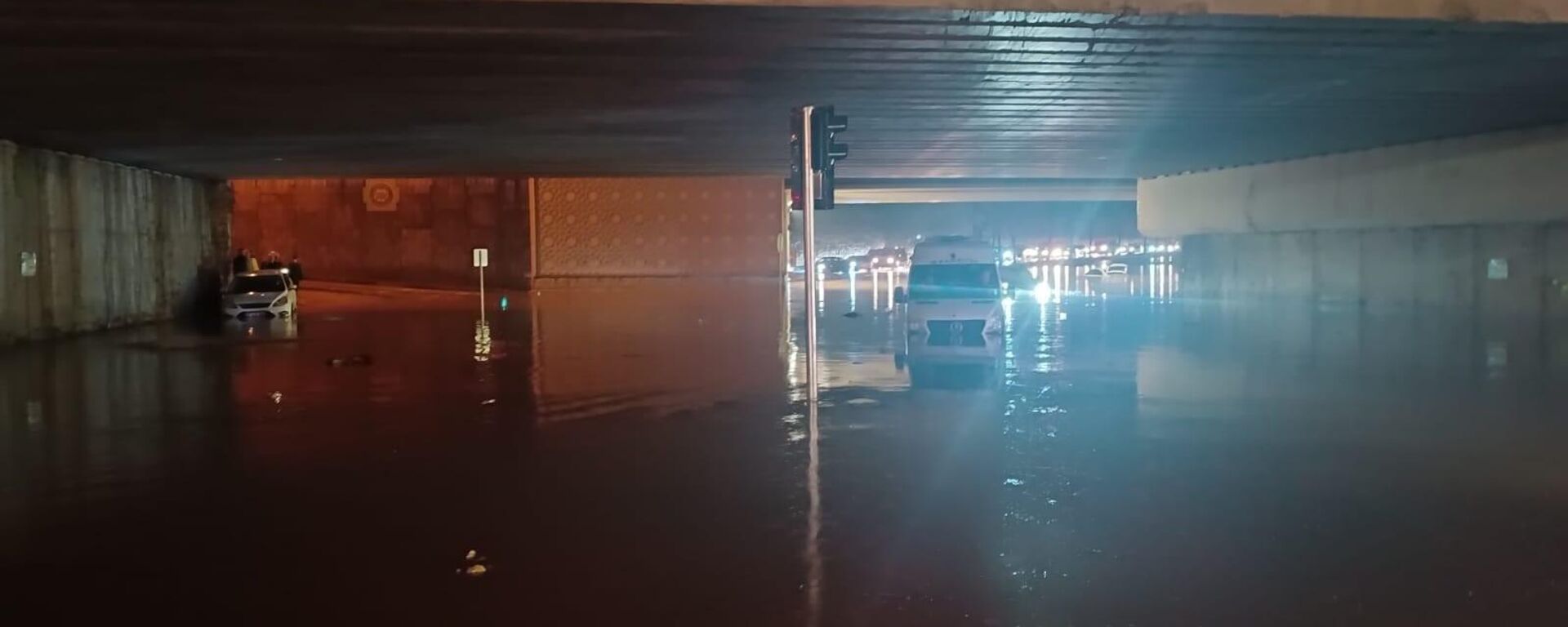 Gaziantep'te etkili olan sağanak hayatı felç etti. aralıksız devam eden yoğun yağış nedeniyle cadde ve sokaklar göle dönerken pek çok araç suda mahsur kaldı. Bazı noktalarda ise yollar suların taşıdığı çamurlarla balçığa dönerken, bir sitenin istinat duvarı yağışa dayanamayarak çöktü. - Sputnik Türkiye, 1920, 09.12.2023