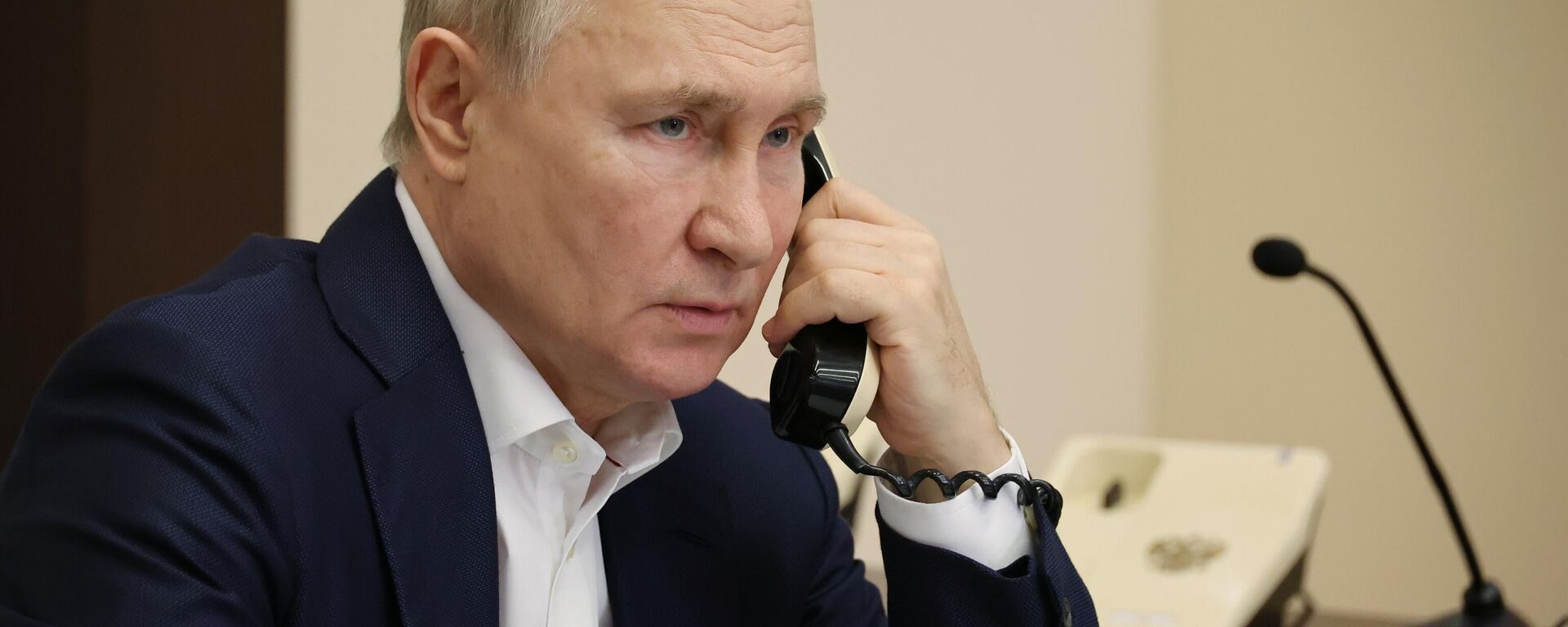 Rusya Devlet Başkanı Vladimir Putin telefon - Sputnik Türkiye, 1920, 21.12.2023
