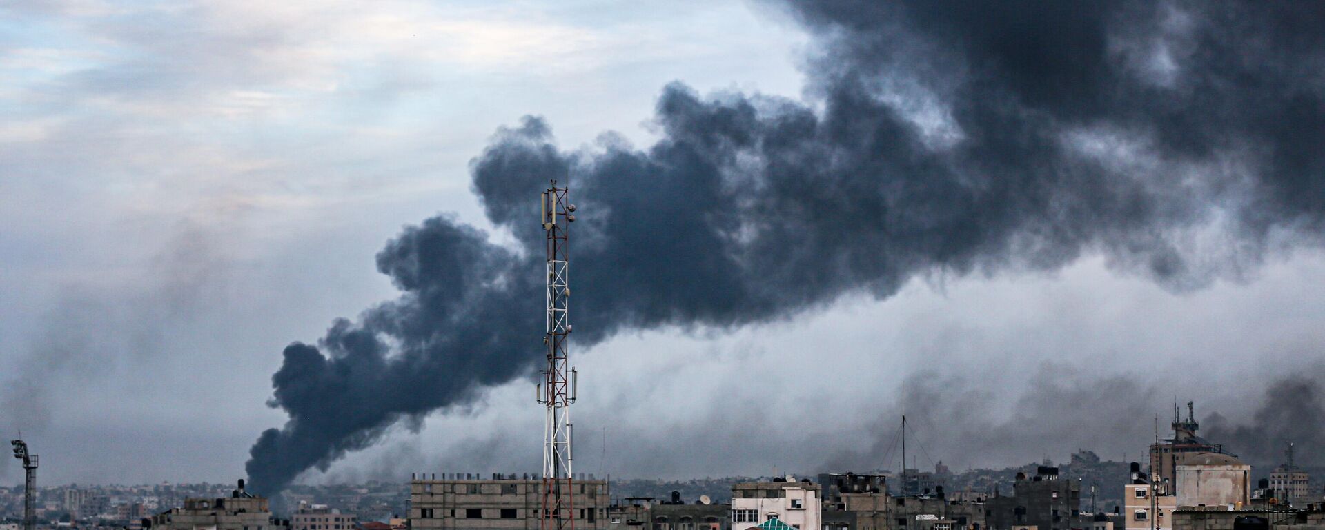 İsrail ordusunun abluka altındaki Gazze Şeridi'ne yönelik havadan, denizden ve karadan düzenlediği saldırılar devam ediyor. İsrail'in Han Yunus kentine düzenlediği saldırılar sonucu bölgeden dumanlar yükseldi. - Sputnik Türkiye, 1920, 10.12.2023