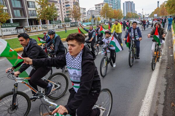 Etkinliğe katılanlar Merkez Kayapınar ilçesindeki 75 Park&#x27;a Filistin ve Türk bayraklarıyla süsledikleri bisikletleriyle geldi. - Sputnik Türkiye