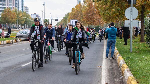 Diyarbakır'da düzenlenen Pedallarımızı Gazze için çeviriyoruz bisiklet turu etkinliğinde Filistin ve Türk bayraklarıyla süsleyen katılımcılar pedal çevirdi.  - Sputnik Türkiye