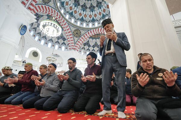 Kırım'daki Cuma Camii'nde ilk ibadet  - Sputnik Türkiye