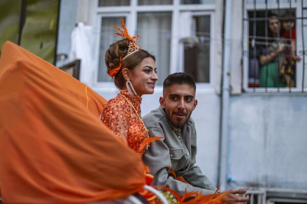 Hakimiyeti Milliye Caddesi üzerinde at arabası üzerinde gezen çift, davul ve zurna ile de dans etti. - Sputnik Türkiye