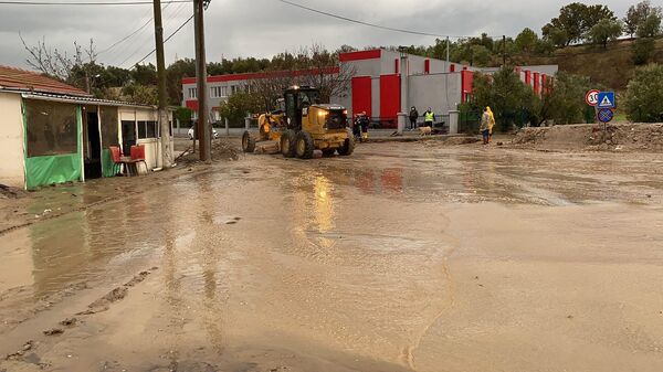 Çanakkale'de sağanak yağış nedeniyle dere taşan Kalabaklı köy yolu trafiğe kapatıldı. - Sputnik Türkiye