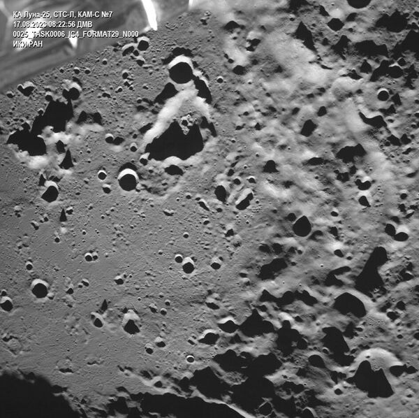 11 Ağustos&#x27;ta Vostoçniy Uzay Üssü&#x27;nden Soyuz 2.1b roketiyle fırlatılan Rus uzay aracı Luna-25, STS-L kameralarıyla Ay yüzeyinin ilk fotoğraflarını çekti. Çekilen görüntüde, ayın arka tarafındaki güney kutup krateri Zeeman görülüyor.  Rusya Federal Uzay Ajansı&#x27;ndan (Roscosmos) yapılan açıklamada dünyadan görünmeyen Zeeman kraterinin Ay yüzeyinde yer alan benzersiz bir obje olduğu ve araştırmacılar tarafından büyük ilgi gördüğü, kraterin çevresindeki yükseltinin yüzeye göre 8 kilometre yüksekliğe ulaştığı ifade edildi. - Sputnik Türkiye