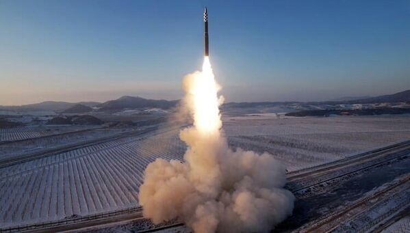 Kuzey Kore, katı yakıtlı kıtalararası balistik füze (ICBM) Hwasong-18&#x27;i başarılı bir şekilde test ettiğini duyurdu. - Sputnik Türkiye
