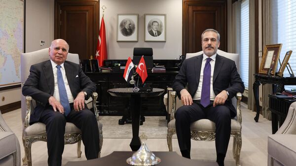 Dışişleri Bakanı Hakan Fidan (sağda), Irak Başbakan Yardımcısı ve Dışişleri Bakanı Fuad Hüseyin (solda) ile bir araya geldi.  - Sputnik Türkiye