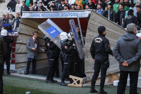 Bursaspor - Diyarbekirspor maçının son dakikalarında futbolcular arasında arbede çıktı - Sputnik Türkiye