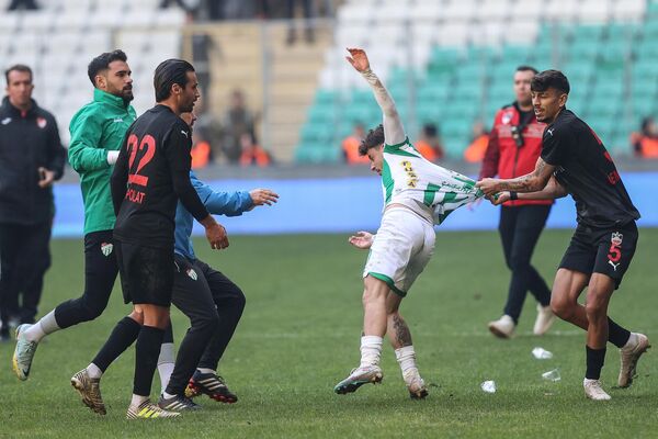 Bursaspor - Diyarbekirspor maçının son dakikalarında futbolcular arasında arbede çıktı - Sputnik Türkiye