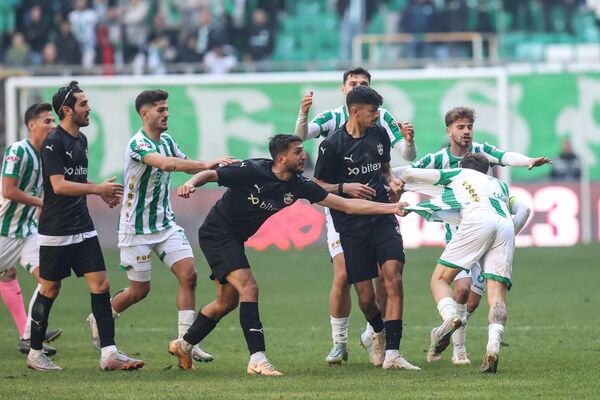 Bursaspor - Diyarbekirspor maçının son dakikalarında futbolcular arasında arbede çıktı - Sputnik Türkiye