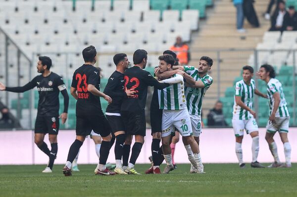 Bursaspor - Diyarbekirspor maçının son dakikalarında futbolcular arasında arbede çıktı - Sputnik Türkiye