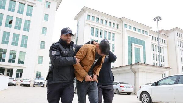 Mahkeme binası önünde bomba paniği: Hazırladığı el yapımı patlayıcıyı polise teslim etti - Sputnik Türkiye