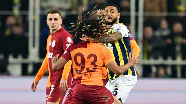 Trendyol Süper Lig'in 18. haftasında Fenerbahçe ile Galatasaray takımları, Ülker Stadı'nda karşılaştı. Bir pozisyon sonrası Fenerbahçe oyuncusu Joshua King (sağda) ile Galatasaray oyuncusu Sacha Boey (93) arasında gerginlik yaşandı.
 - Sputnik Türkiye