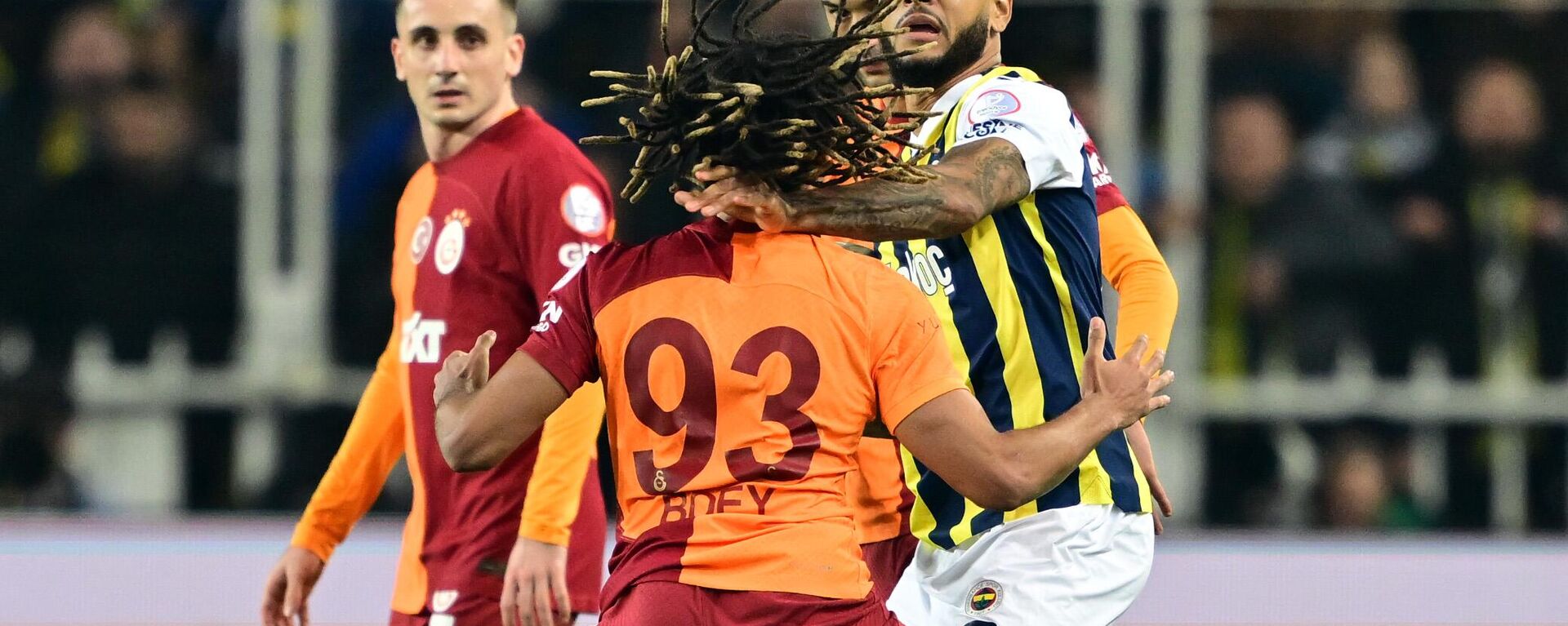 Trendyol Süper Lig'in 18. haftasında Fenerbahçe ile Galatasaray takımları, Ülker Stadı'nda karşılaştı. Bir pozisyon sonrası Fenerbahçe oyuncusu Joshua King (sağda) ile Galatasaray oyuncusu Sacha Boey (93) arasında gerginlik yaşandı.
 - Sputnik Türkiye, 1920, 28.01.2024