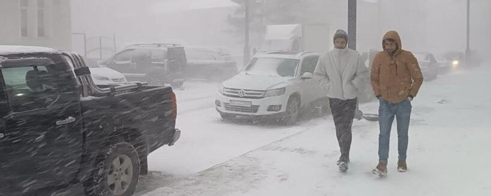 Ardahan'da olumsuz hava koşulları nedeniyle ilk ve orta dereceli okullar yarın tatil edildi. Kent merkezinde kar ve tipi etkisini sürdürdü.
 - Sputnik Türkiye, 1920, 06.01.2024