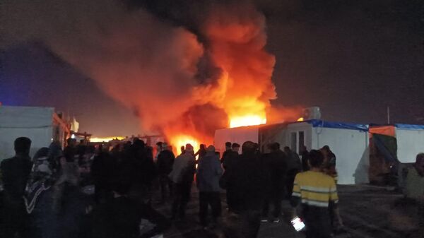 Adıyaman'da depremzede ailelerin kaldığı iki konteyner yanarak küle döndü. - Sputnik Türkiye