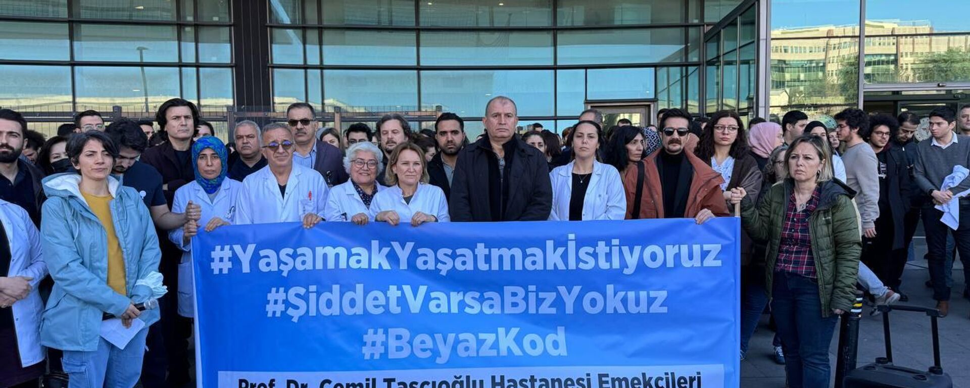 Şişli'deki Prof. Dr. Cemil Taşcıoğlu Şehir Hastanesi'nde görevli doktor Mertcan Yazıcı'nın darbedilmesi meslektaşlarınca protesto edildi. Hastanenin önünde yapılan eyleme, sağlık sendikalarının temsilcileri ve hastane çalışanları katıldı - Sputnik Türkiye, 1920, 25.12.2023