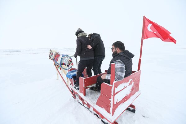 Bazı vatandaşlar da buz üzerinde halay çekerek keyifli anlar yaşadı. - Sputnik Türkiye