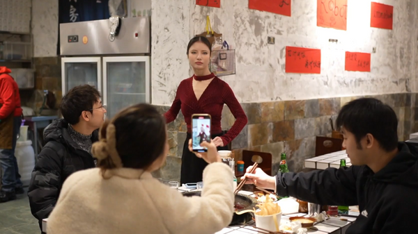 Çin'in Çongçing şehrinde bir güveç restoranında çalışan insansı robot müşterilerin ilgi odağı oldu - Sputnik Türkiye