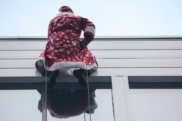 Noel babalar, Morozovskaya Çocuk hastenesinin çatılarından iplerle inerek hastanede tedavi gören çocukların yüzlerini gülümsetti. - Sputnik Türkiye