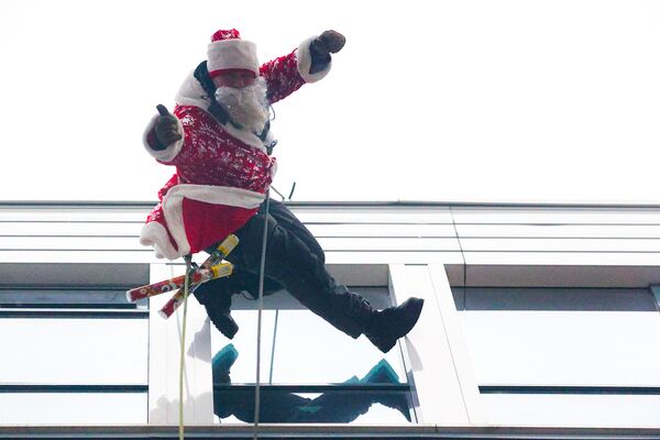 Sosyal etkinlikte, Noel Baba kıyafetleri giyen itfaiyeciler ve gönüllüler hastanede tedavi gören çocukları neşelendirdi. - Sputnik Türkiye