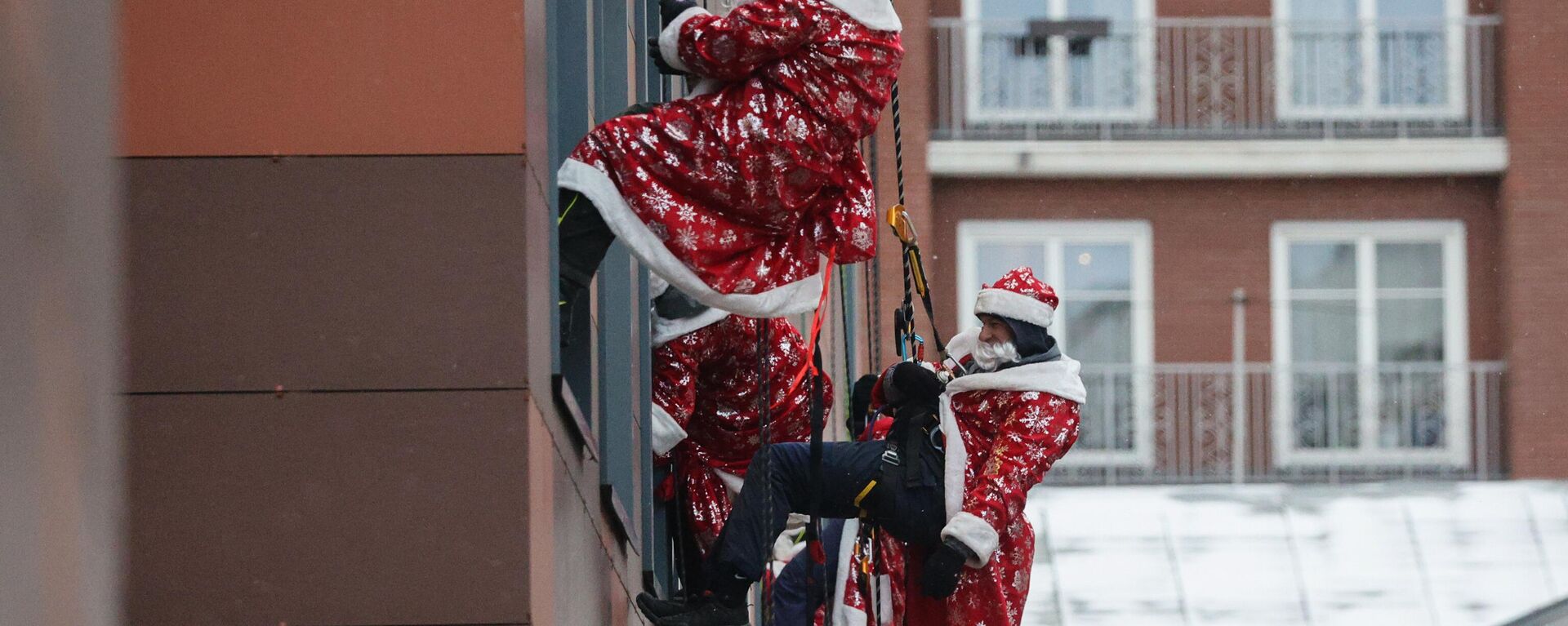 Rusya'nın başkenti Moskova'da onlarca Noel Baba, Morozovskaya Çocuk Hastenesi'nin çatılarından iplerle inerek hastanede tedavileri devem eden çocukları sevindirdi.
 - Sputnik Türkiye, 1920, 28.12.2023