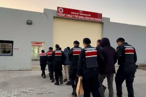 Gözaltına alınan şüpheliler jandarmadaki işlemlerinin ardından çıkarıldıkları adli makamlarca tutuklanarak Yozgat Kapalı Ceza İnfaz Kurumuna gönderildi. - Sputnik Türkiye