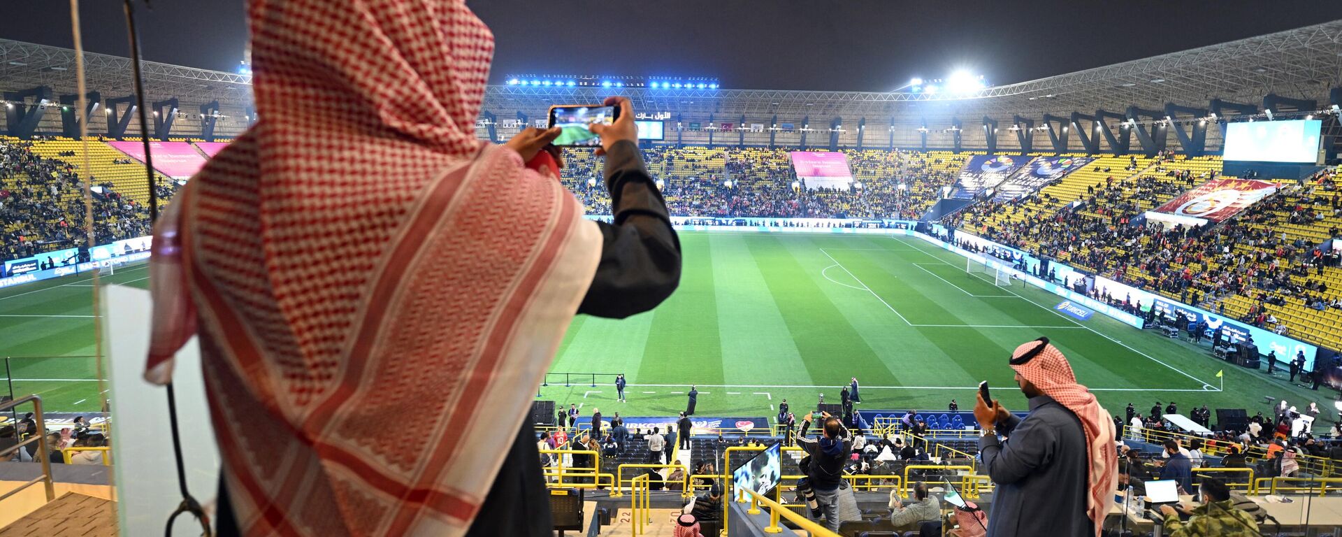 Suudi Arabistan'ın başkenti Riyad'ta, Galatasaray ile Fenerbahçe arasında oynanması beklenen Turkcell Süper Kupa maçı, bildirilen saatte başlamadı.
 - Sputnik Türkiye, 1920, 08.01.2024