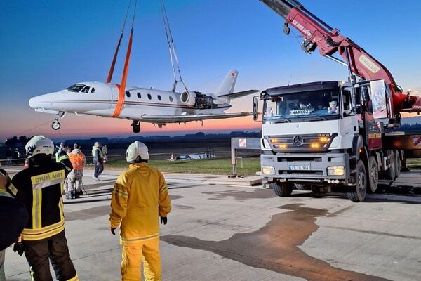 Diyarbakır Havalimanı'na iniş yaptığı sırada pistten çıkan özel jet, yaklaşık 9 saatlik çalışmayla kaza yerinden kaldırıldı. - Sputnik Türkiye