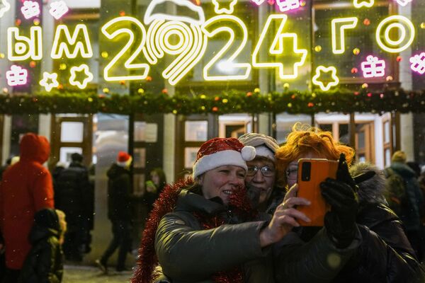 Moskova’da vatandaşlar yeni yıla Manej meydanında girdi.  - Sputnik Türkiye