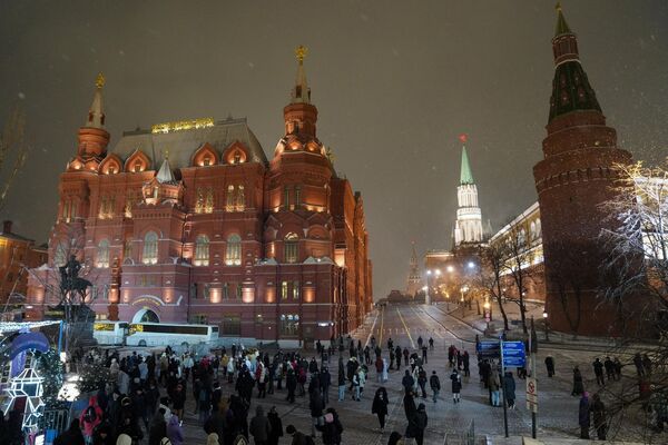 Moskova’da vatandaşlar yeni yıla Manej meydanında girdi. - Sputnik Türkiye