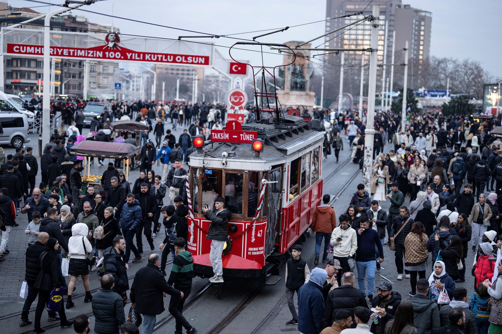 İstanbul taksim beyoğlu - Sputnik Türkiye, 1920, 24.10.2025